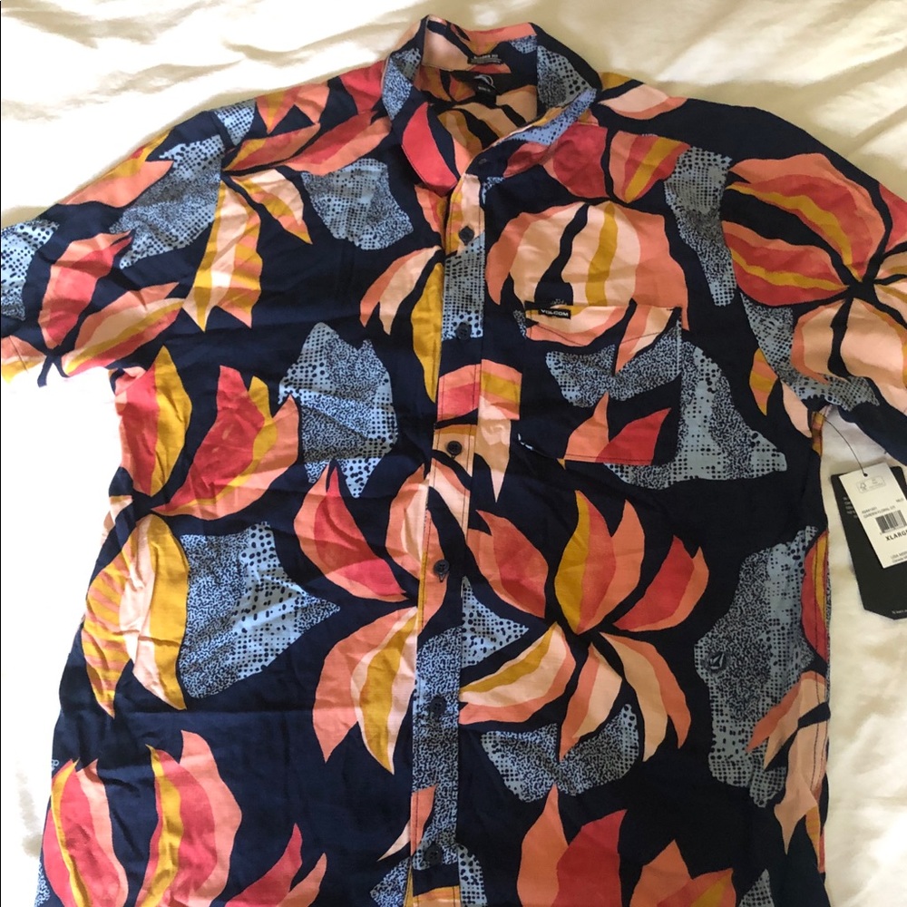 NWT volcom Hawaiian floral short sleeve button up